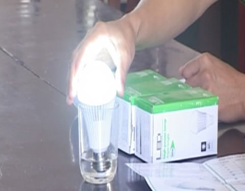 Khi để đui bóng đèn vào trong ly chứa nước thì cục pin bên trong sẽ phát điện làm đèn sáng