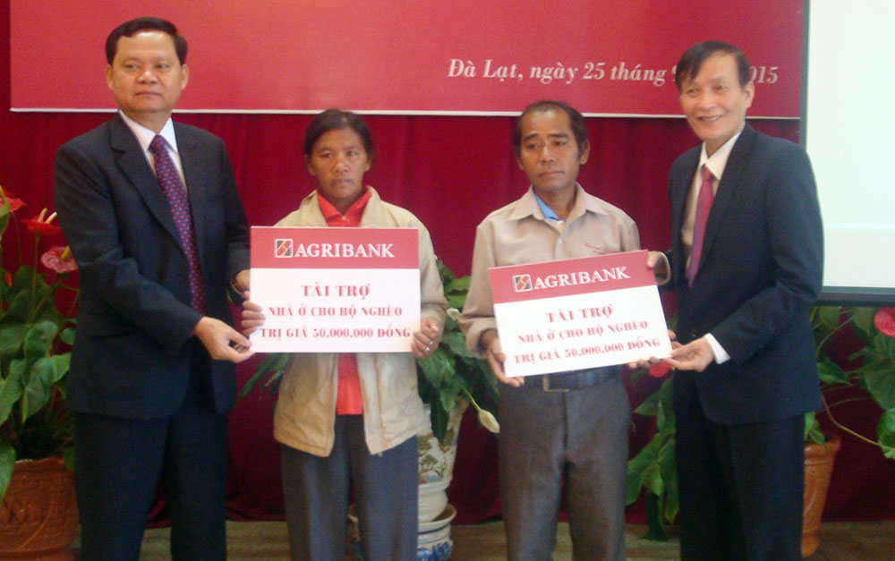 Đồng chí Huỳnh Phong Tranh và đồng chí Đặng Văn Quang trao bảng tặng nhà tình thương cho hai hộ nghèo đồng bào DTTS xã Tà Nung