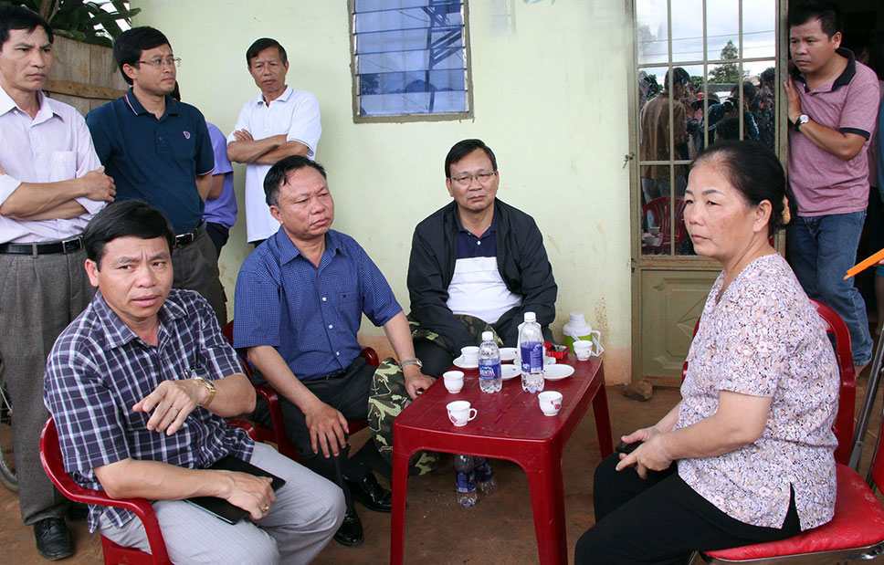 Lãnh đạo Công an tỉnh và huyện Bảo Lâm làm việc với gia đình nạn nhân