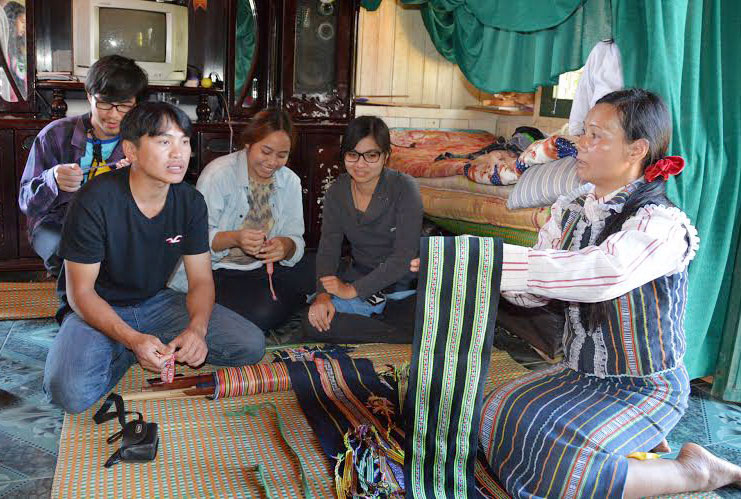Du lịch làng nghề tại xã Đạ Nhim (Lạc Dương) - Ảnh: Văn Báu