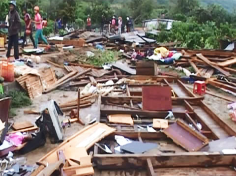 Một nhà dân tại thôn Liêng Trang 2 bị sập hoàn toàn