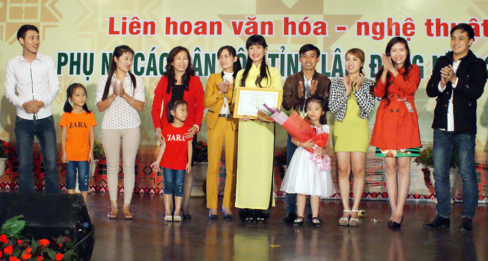 Đồng chí Nguyễn Thị Lệ - TUV - Phó Ban Dân vận Tỉnh ủy trao giải nhất toàn đoàn cho đội Đam Rông