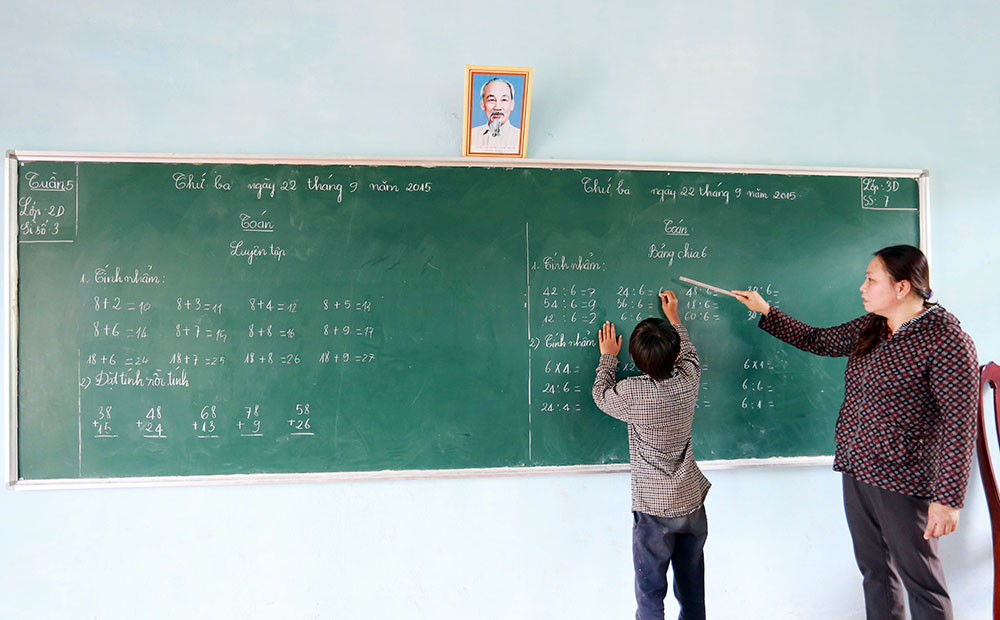 Do thiếu phòng học, tại điểm trường thôn 3 và thôn 4, bảng được chia làm đôi để giáo viên có thể dạy song song hai lớp với nhau trong một phòng học