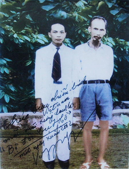 Tấm hình có bút tích của Đại tướng Võ Nguyên Giáp