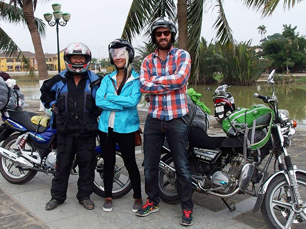 "Xe ôm" phố núi chở khách Tây xuyên Việt