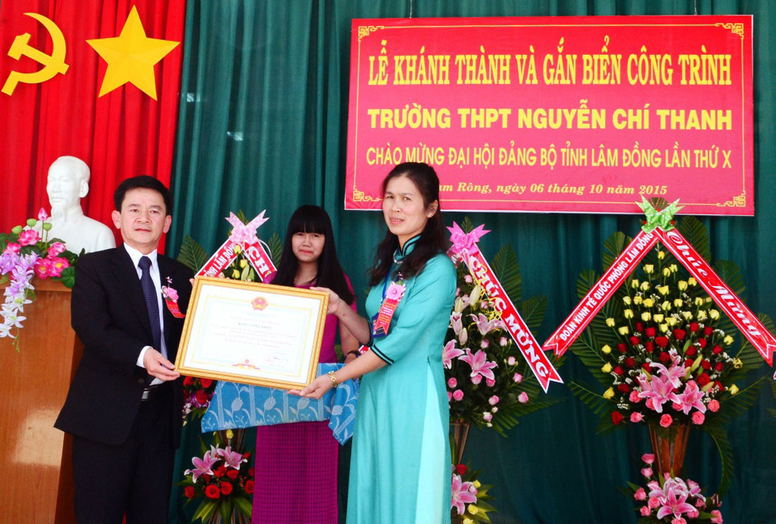 Phó Chủ tịch UBND tỉnh Phan Văn Đa trao bằng công nhận cho Trường THPT Nguyễn Chí Thanh