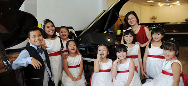 Nghệ sĩ Piano Đoàn Lê Thanh Tú với các em học sinh ở Trường Âm nhạc B.A.C.H