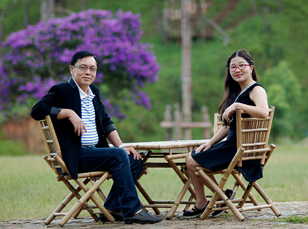 Hai vợ chồng nghệ sĩ Nguyễn Bách và Đoàn Lê Thanh Tú trong không gian KDL Làng Cù Lần