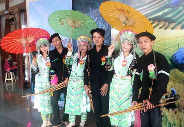Trang phục của người H’Mông ở huyện Cát Tiên tham gia Liên hoan Văn hóa - Nghệ thuật phụ nữ các dân tộc Lâm Đồng năm 2015