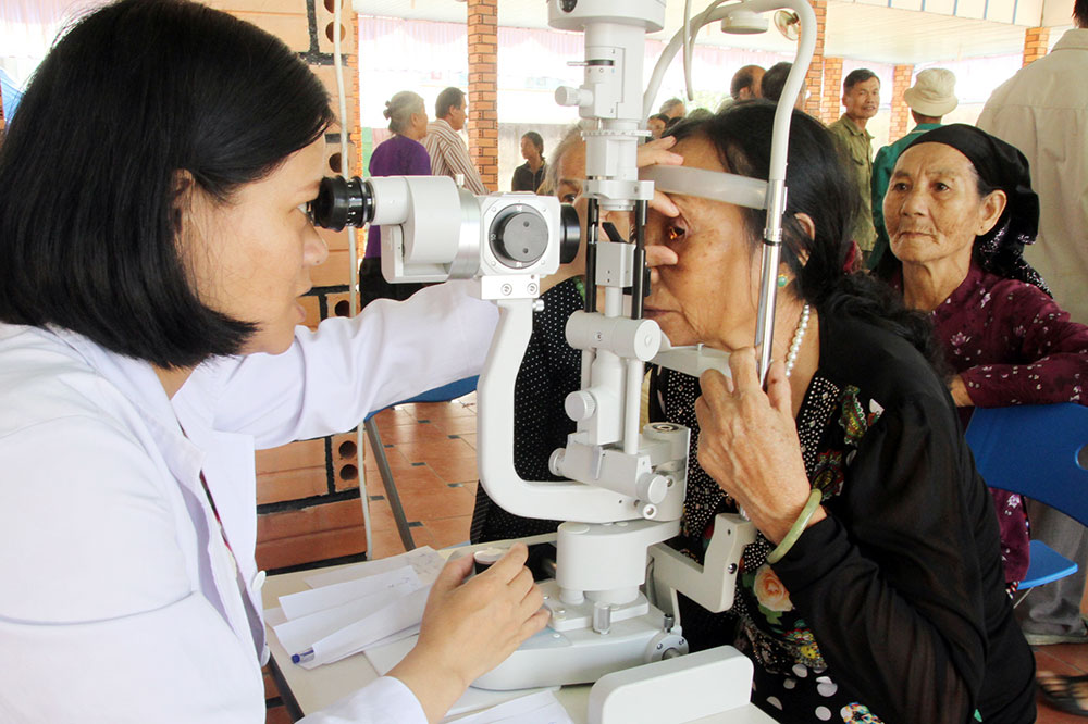 Khám mắt cho người cao tuổi tại huyện Đạ Tẻh