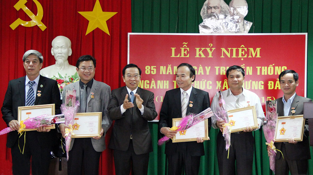 Đồng chí Vũ Công Tiến - Phó Bí thư Thường trực Tỉnh ủy, Trưởng đoàn Đại biểu Quốc hội đơn vị tỉnh Lâm Đồng, trao kỷ niệm chương của Ban Tổ chức Trung ương cho các cá nhân