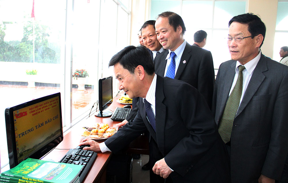 Phó Chủ tịch Phan Văn Đa thử đường truyền Internet tại Trung tâm