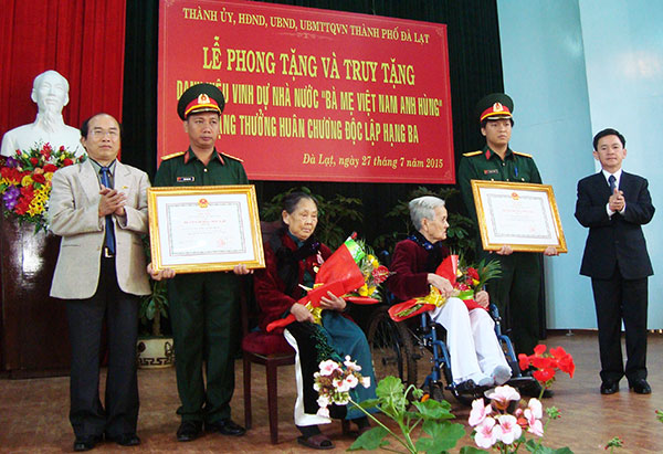 Lực lượng vũ trang tỉnh Lâm Đồng hiện nhận phụng dưỡng 17 mẹ Việt Nam anh hùng