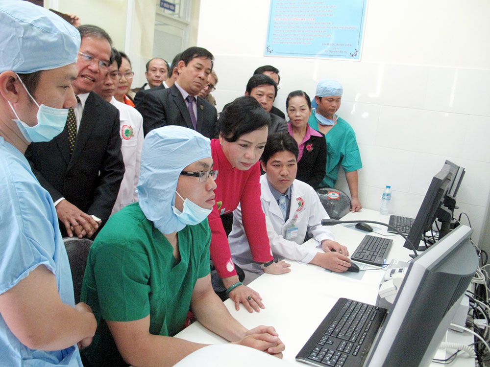 Lãnh đạo Bộ Y tế và tỉnh Lâm Đồng theo dõi ca đặt stent động mạch vành đầu tiên thực hiện tại Đơn vị Tim mạch can thiệp - BVĐK Lâm Đồng