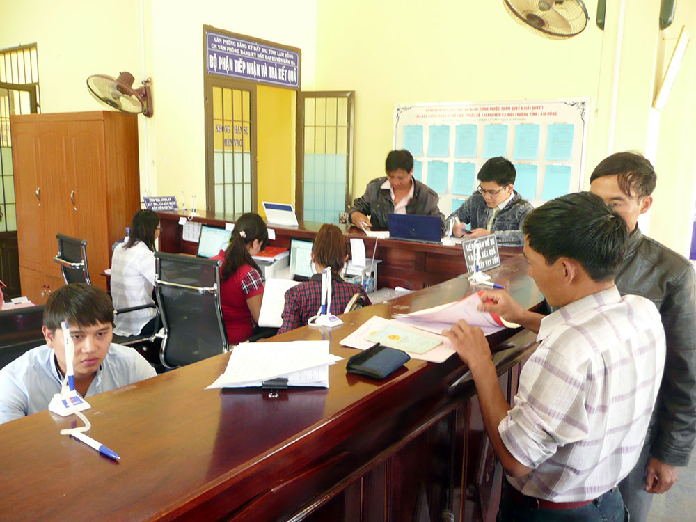 Giải quyết hồ sơ tại bộ phận một cửa huyện Lâm Hà