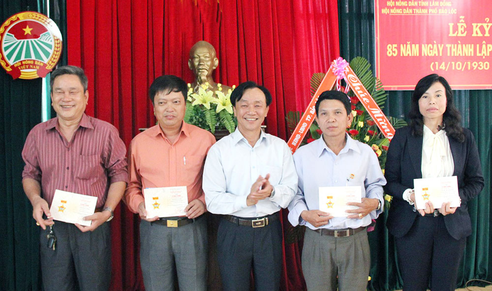 Bảo Lộc: Trao Kỷ niệm chương "Vì sự nghiệp giai cấp Nông dân Việt Nam"