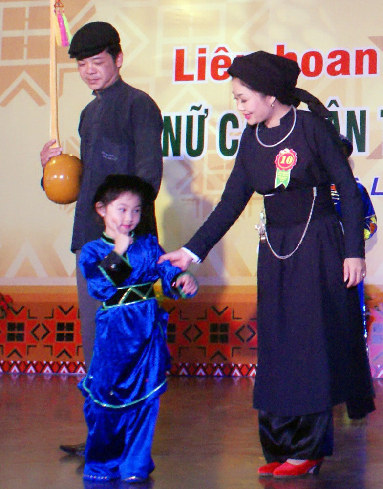 Một gia đình người Tày ở Lâm Đồng với trang phục truyền thống