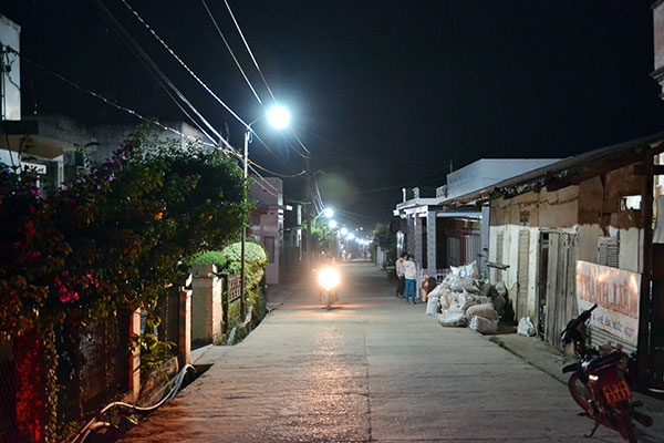Điện về thắp sáng vùng quê nông thôn mới Đơn Dương. Ảnh: V.B