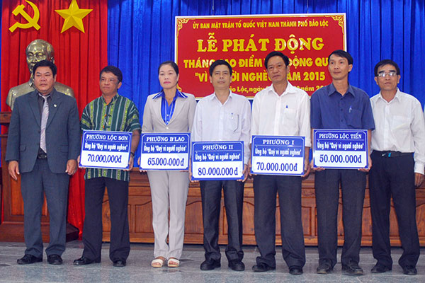 Chủ tịch UBMTTQ TP Bảo Lộc đón nhận những mệnh giá đăng ký ủng hộ Quỹ Vì người nghèo