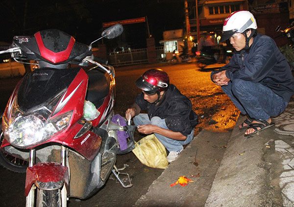 Cái kết khó tin cho người đàn ông bất cẩn va chạm xe máy với ôtô  Báo  Người lao động