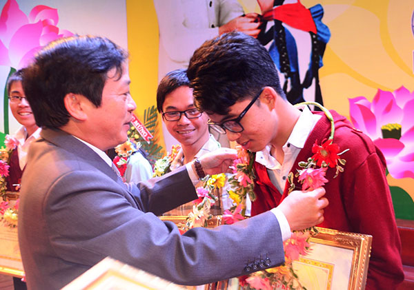 Đồng chí Đoàn Văn Việt - Phó Bí thư Tỉnh ủy, Chủ tịch UBND tỉnh trao vòng nguyệt quế cho học sinh trúng tuyển vào đại học với số điểm từ 27 trở lên và thủ khoa trong kỳ thi THPT quốc gia 2015