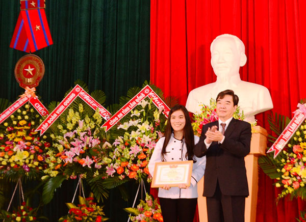 Thầy Trương Thúc Hiếu - Hiệu trưởng Trường Cao đẳng Nghề Đà Lạt tặng giấy khen cho sinh viên đạt loại xuất sắc duy nhất năm học 2014 – 2015
