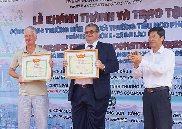 Đại diện Quỹ Costa Foudation và Công ty ACOM nhận Bằng Tri ân của TP Bảo Lộc
