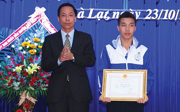 Phó Chủ tịch UBND tỉnh - Trần Ngọc Liêm tặng Giấy khen cho tác giả đoạt giải Nhất Cuộc thi lần thứ 11
