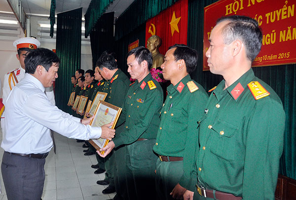 Đồng chí Đoàn Văn Việt - Phó Bí thư Tỉnh ủy, Chủ tịch UBND tỉnh tặng Bằng khen cho các tập thể đạt thành tích xuất sắc trong công tác tuyển quân năm 2015
