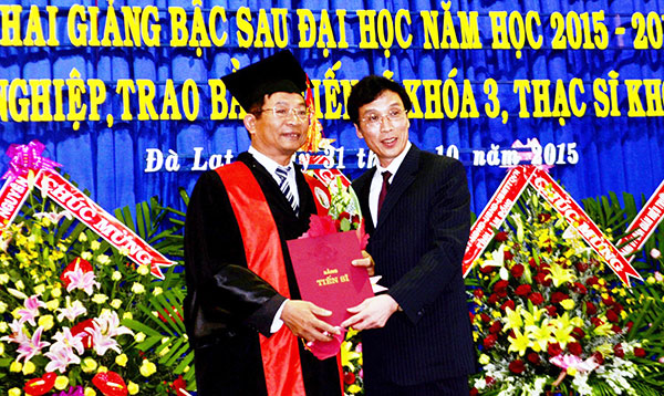 PGS.TS Nguyễn Đức Hòa - Hiệu trưởng Trường Đại học Đà Lạt trao bằng tiến sĩ cho tân tiến sĩ khóa 3