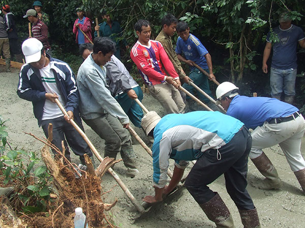 Thanh niên góp sức bê tông hóa đường làng, ngõ xóm