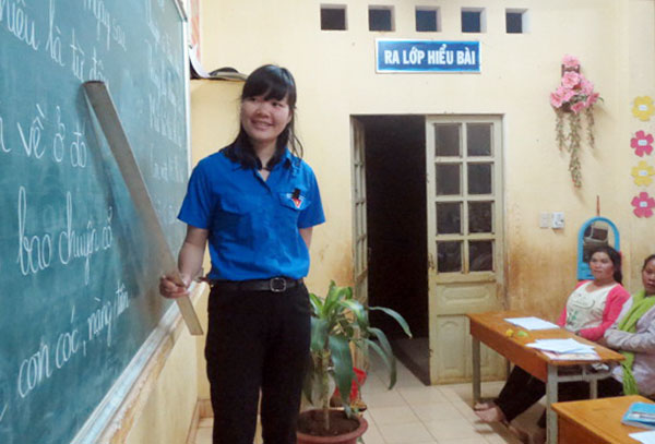 Cô giáo Hồng giảng dạy tại lớp xóa mù Kon Măng