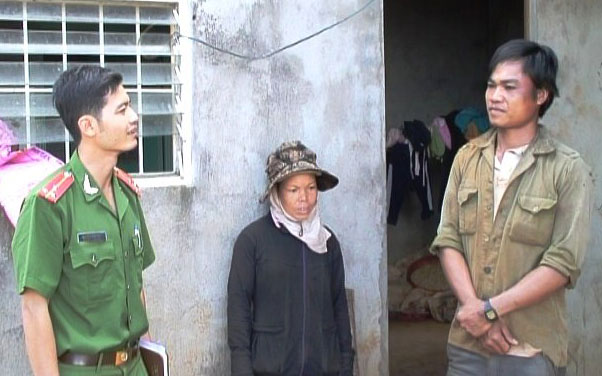 Lực lượng công an thăm hỏi, động viên vợ chồng anh Vi Văn Pâng chí thú làm ăn và bảo vệ an ninh thôn, xóm
