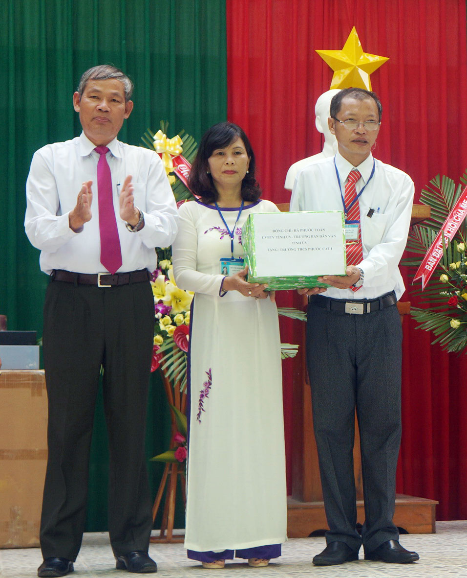 Đồng chí Hà Phước Toản - Trưởng Ban Dân vận Tỉnh ủy tặng quà Trường THCS Phước Cát I trong dịp khai giảng năm học mới 2015 - 2016