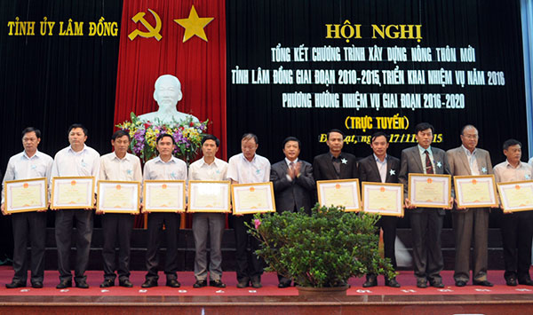Chủ tịch UBND tỉnh Đoàn Văn Việt tặng Bằng khen cho các tập thể có nhiều thành tích xuất sắc trong xây dựng NTM thời gian qua