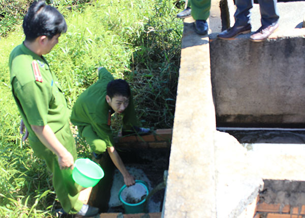Lực lượng Công an tiến hành lấy mẫu nước để kiểm định