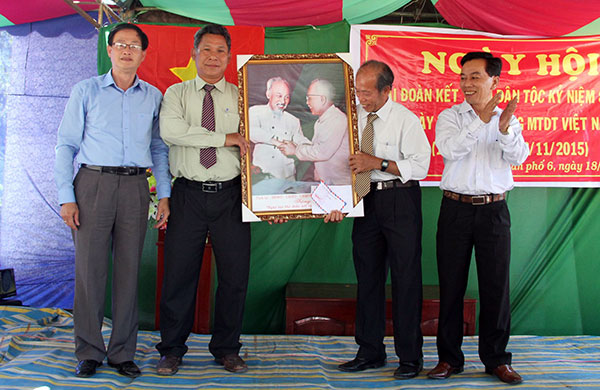 Đồng chí Nguyễn Ngọc Ánh Đông tặng Tổ dân phố 6 (thị trấn Đạ M’ri) bức ảnh Bác Hồ với Bác Tôn và phần quà 5 triệu đồng - Ảnh: KHÁNH PHÚC 