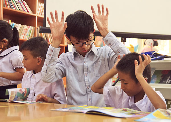 Thầy Võ Duy Quang dạy ngôn ngữ ký hiệu cho các em học sinh khiếm thính
