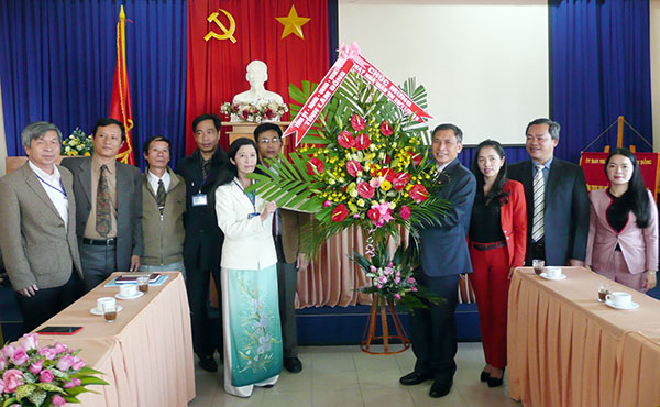 Ông Phạm Kim Khang thay mặt tỉnh tặng hoa cho tập thể thầy cô giáo trường THPT Chuyên Thăng Long - Đà Lạt 