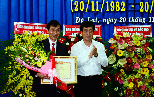 Đồng chí Trần Việt Hùng - Phó Ban Thường trực Ban Chỉ đạo Tây Nguyên tặng Bằng khen của Bộ GDĐT cho Hiệu trưởng Trường Đại học Đà Lạt
