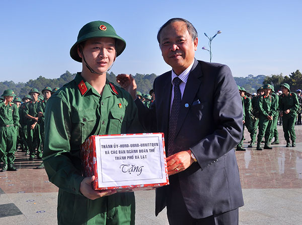 Công tác hậu phương quân đội luôn được quan tâm (Đại diện lãnh đạo thành phố Đà Lạt tặng quà cho thanh niên nhập ngũ)