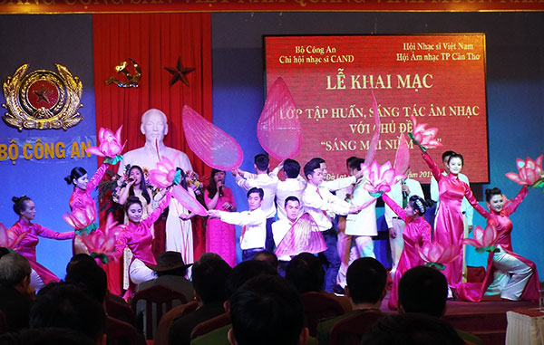 Các tiết mục ca múa nhạc chào mừng của Công an Lâm Đồng và Đoàn Ca múa nhạc Lâm Đồng