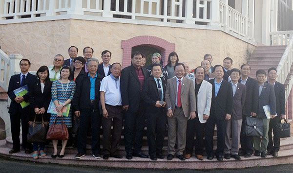 Lãnh đạo tỉnh chụp hình lưu niệm với Ban cố vấn Liên đoàn lãnh đạo Doanh nhân trẻ thế giới khu vực châu Á