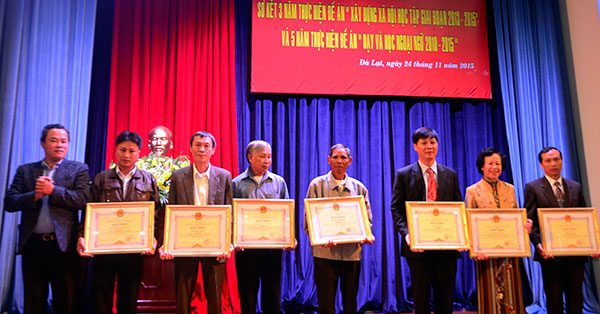 Ông Đường Anh Ngữ - Phó Chủ tịch UBMTTQ Việt Nam tỉnh tặng Bằng khen của UBND tỉnh cho các cá nhân có thành tích xuất sắc trong phong trào xây dựng XHHT giai đoạn 2013 - 2015