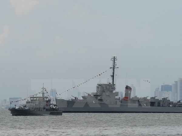 Tàu chiến BRP Rajah Humabon (phải) và tàu tuần tra Philippines. (Nguồn: AFP/TTXVN)