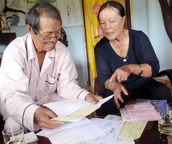 Bệnh nhân Nguyễn Thành N mắc bệnh hiểm nghèo được Quỹ hỗ trợ chi phí khám chữa bệnh 2 đợt 10 triệu đồng đang xem lại các hóa đơn chứng từ để làm hồ sơ xin Quỹ hỗ trợ đợt 3