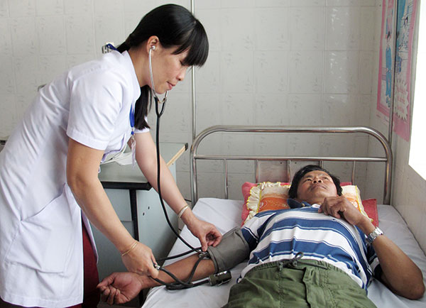 Khám bệnh tại Trạm Y tế xã Phú Sơn - huyện Lâm Hà