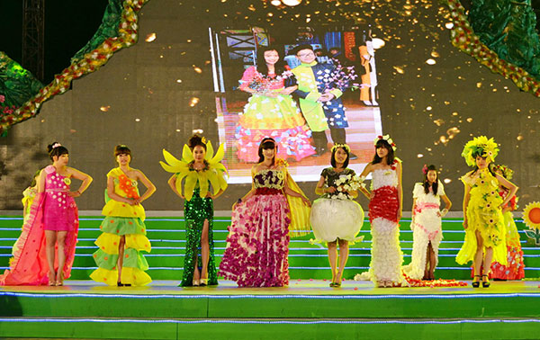 Biểu diễn thời trang hoa tại Festival Hoa lần thứ V. Ảnh: VĂN BÁU
