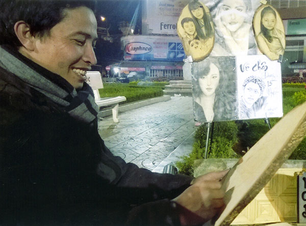 Khoảnh khắc nghệ thuật ký họa chân dung ở chợ đêm Đà Lạt