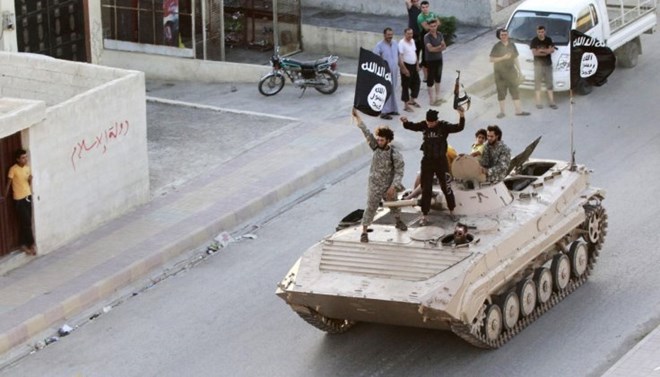 Các chiến binh Daesh trên đường phố Raqqa, Syria (Nguồn: AFP)